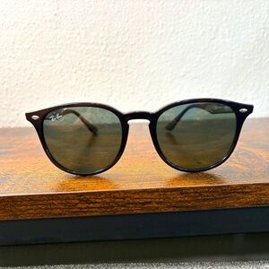 Ray-Ban sunglasses (RB4259). Polished black/green lenses